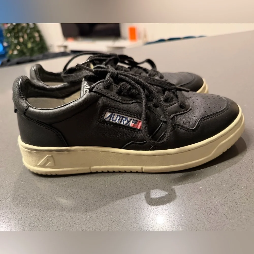 Autry Black Leather Medalist Low Sneakers in Super Soft Nappa Size 39 US 9 EUC